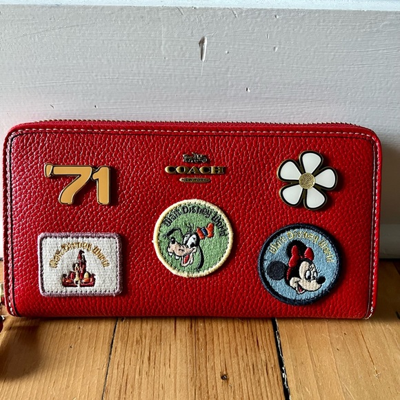 WALT DISNEY WORLD COACH 50TH ANNIVERSARY RED LEATHER PATCH WALLET MINNIE MOUSE - Picture 1 of 6